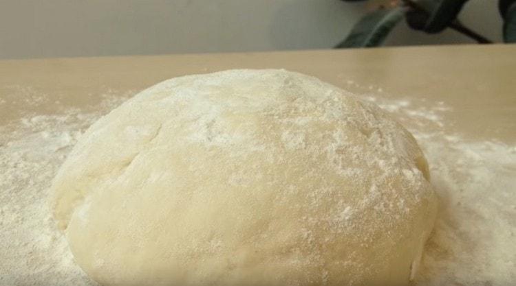 Тестото за пица, което се получава чрез печене на тънко, е готово за работа.
