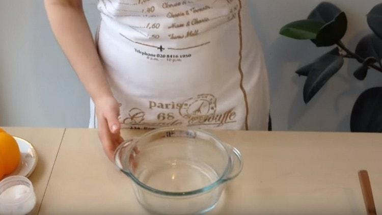 صب الماء في وعاء.