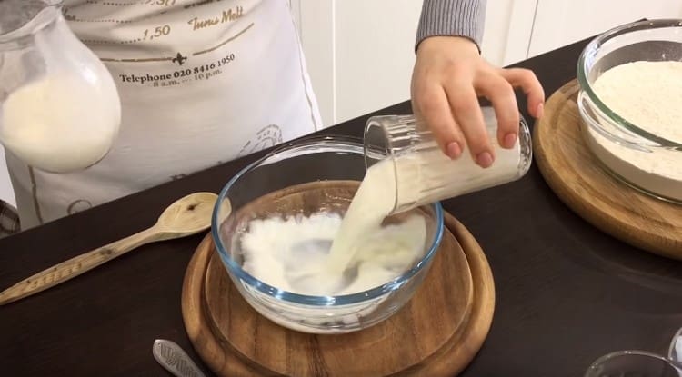 Do misky nalijte teplé mléko a vodu.