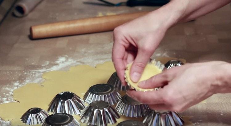 Изцедете парчетата тесто от тестото и разпределете тестото в кошницата с пръсти.