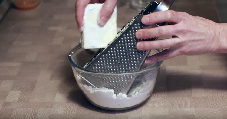 Wir reiben kalte Butter direkt in das Mehl.