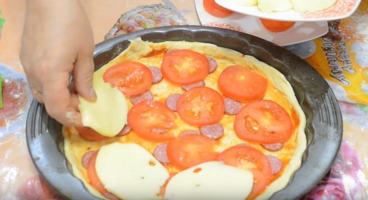 Mozzarella-Scheiben auf Tomaten.