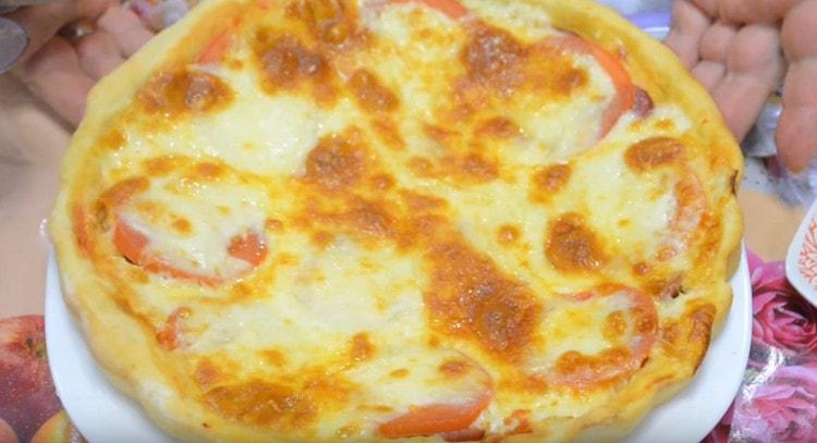 Както можете да видите, такова тесто върху вода за пица без мая не е по-лошо от опцията за мая.