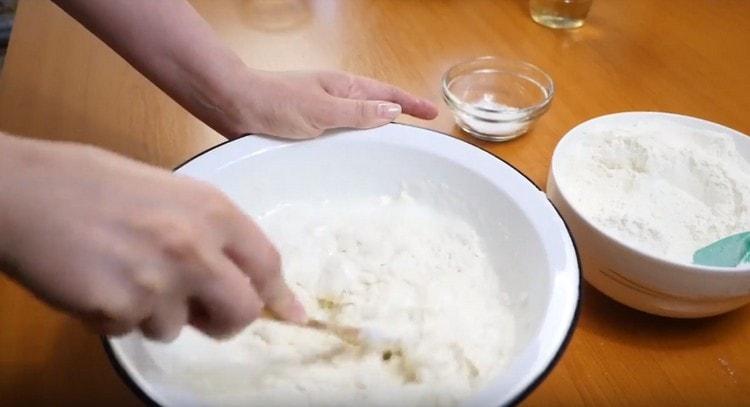 Постепенно въведете брашното към течните съставки.