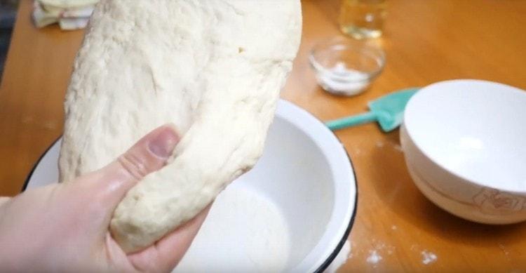 Кефирното тесто без мая се приготвя бързо, можете да започнете да работите с него почти веднага.