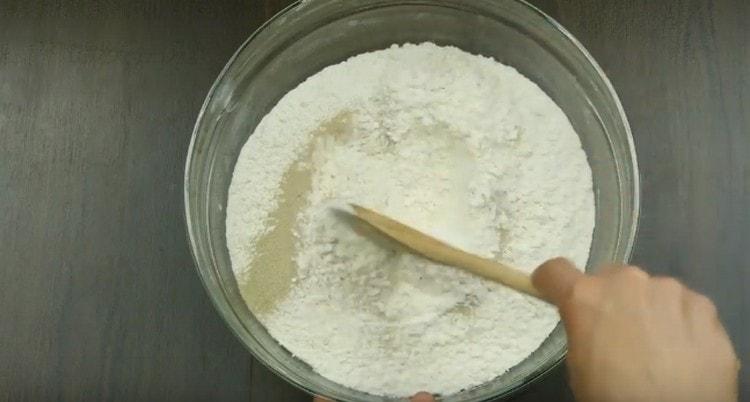 La farina setacciata viene mescolata con lievito secco.
