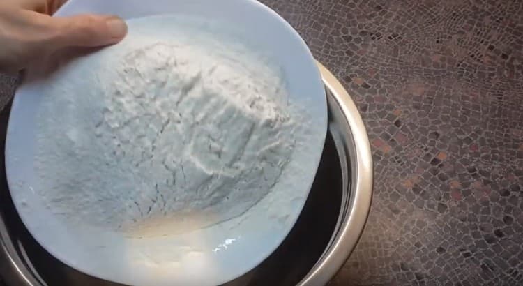 Ibuhos ang sifted flour sa isang mangkok.
