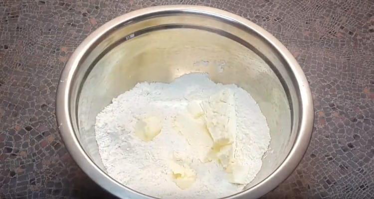 Aggiungi pezzi di burro a farina e sale.