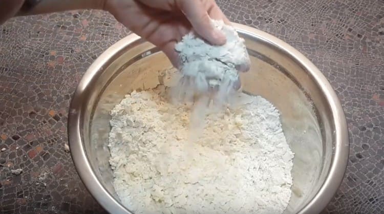 Schiaccia il burro con la farina in briciole.