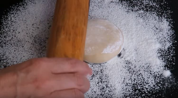 cospargere con una miscela di farina e amido su una superficie di lavoro e iniziare a stendere la pasta.