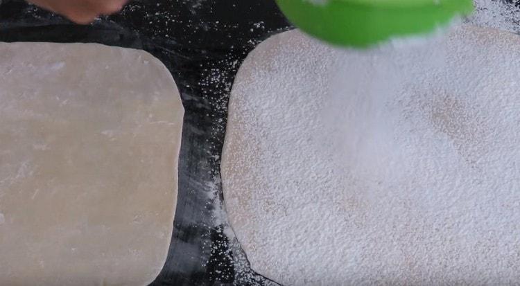 Поръсете всеки слой тесто с брашно и наложете един върху друг.