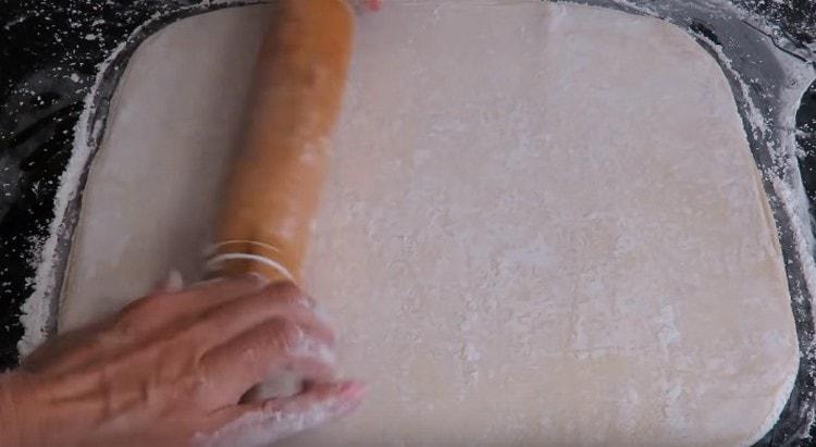 Поръсете купчина тесто със смес от брашно и нишесте и разточете отново.
