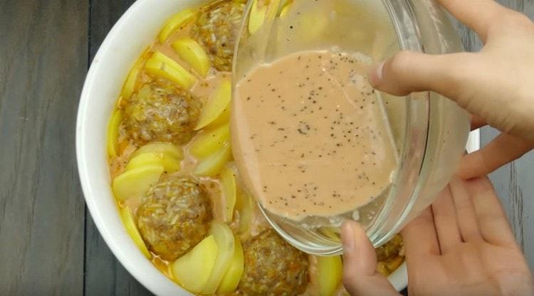Das entstandene Gussstück füllt Fleischbällchen mit Kartoffeln.