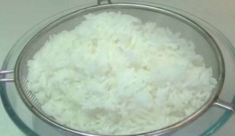Заварете ориза, оставете го да изстине.