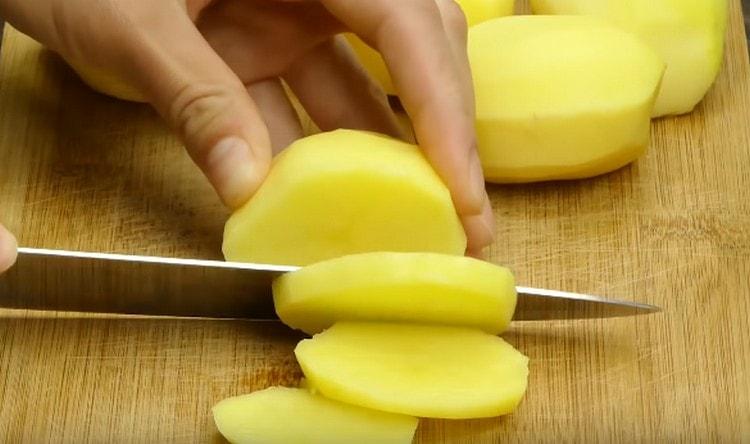 Leikkaa perunat ohuiksi viipaleiksi.