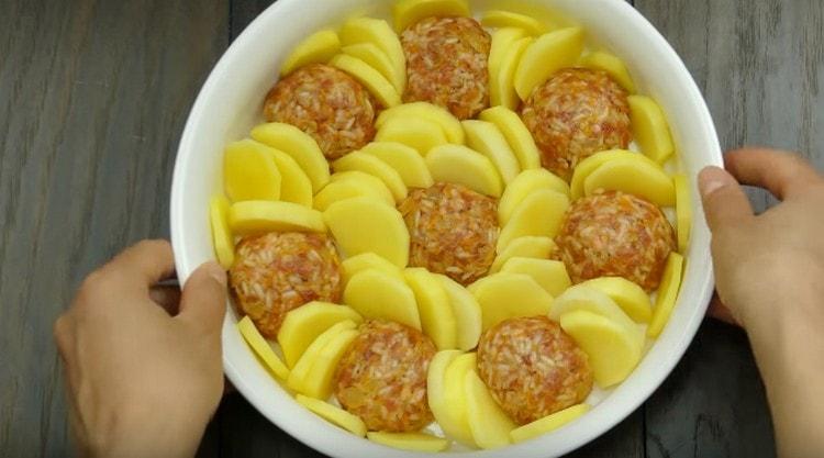 Vložte brambory do formy mezi masové kuličky.