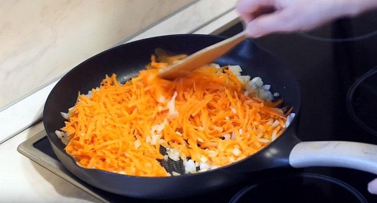 Aggiungi le carote alla cipolla e friggi.