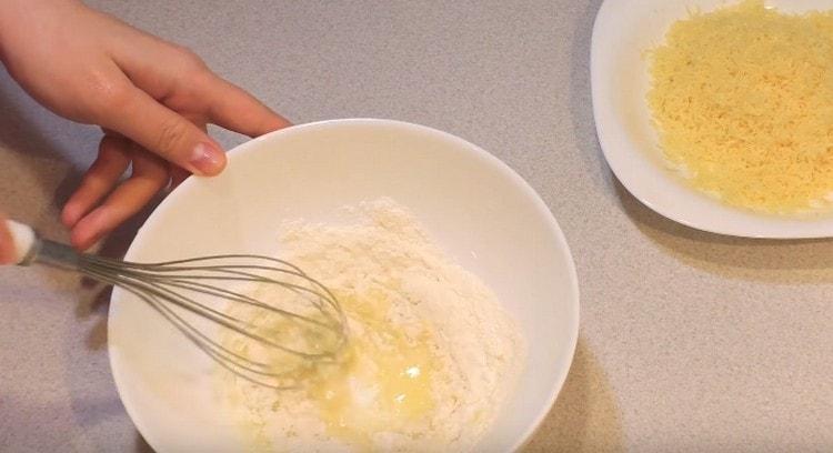 Mischen Sie die Butter mit Mehl.