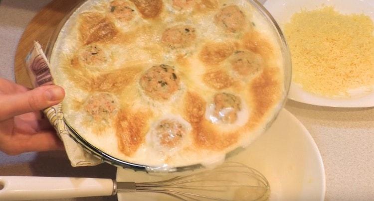 Sa pinaghalong butter-flour, ibuhos ang mainit na gatas mula sa form na may mga meatballs.