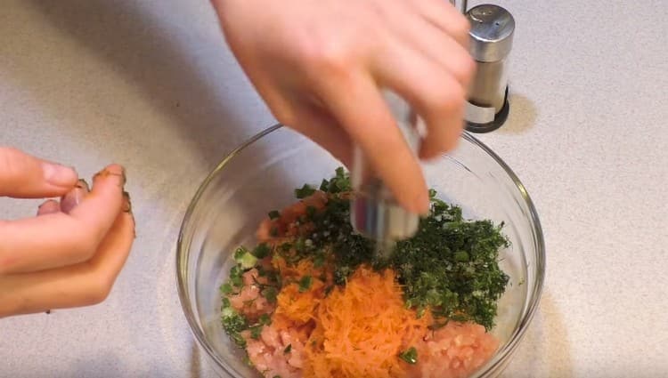 Aggiungi la cipolla tritata macinata, le carote, le verdure alla carne macinata.