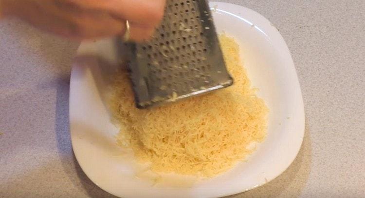Reiben Sie den Käse auf einer feinen Reibe.