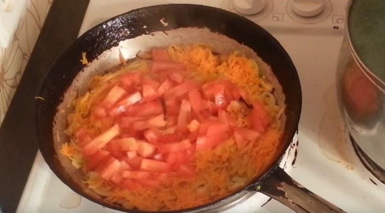След това добавете доматите.