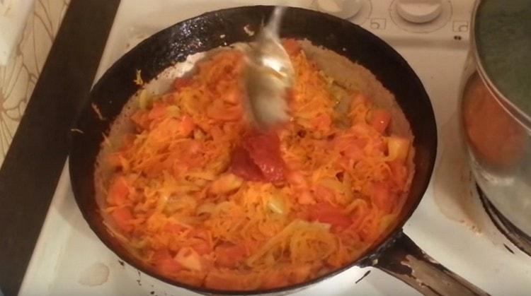 Добавете доматеното пюре към меките зеленчуци.