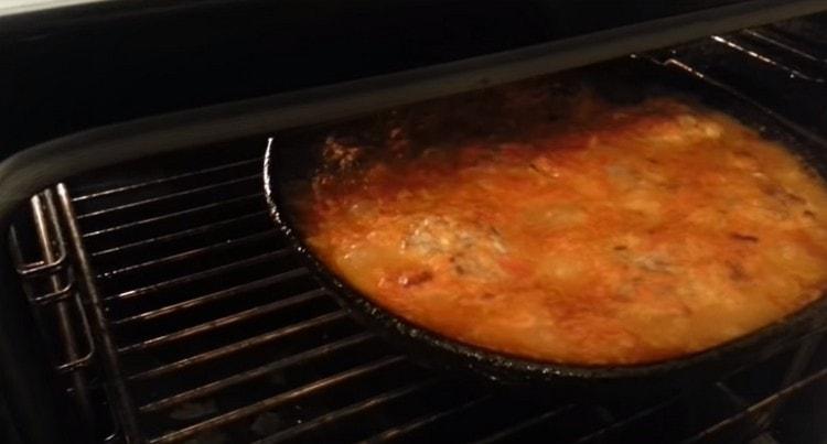 le polpette cotte con salsa al forno secondo questa ricetta completeranno perfettamente qualsiasi contorno.