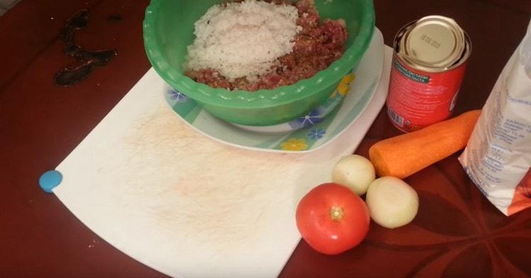 Į mėsą pridėkite pjaustytą svogūną ir ryžius.