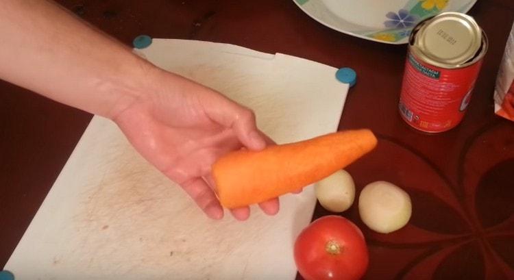 Grattugiate le carote grandi.