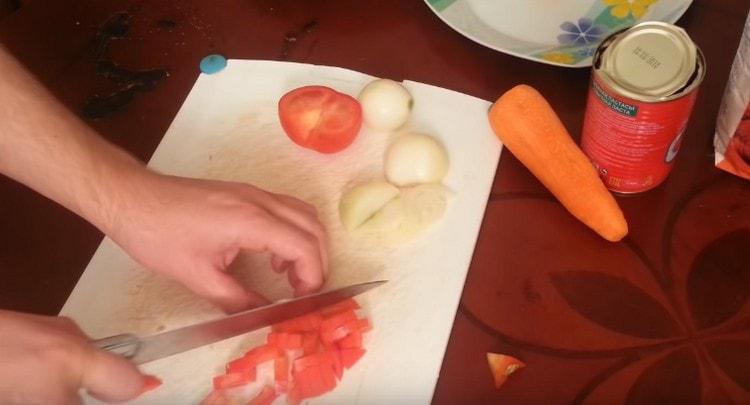 Κόψτε μια ντομάτα σε ένα μικρό κύβο.