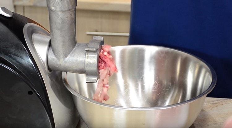 Περάστε το κρέας μέσω ενός μηχανήματος κοπής κρέατος.