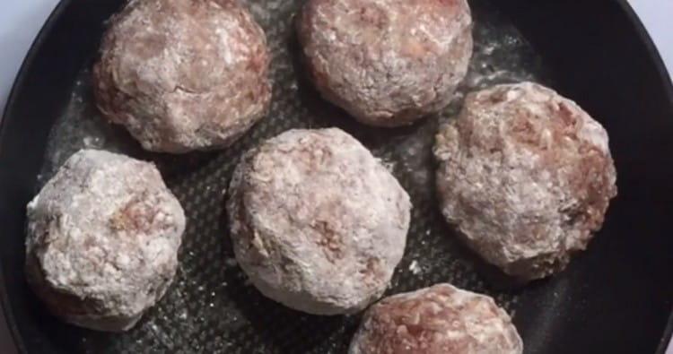 I-roll ang mga meatballs sa harina at ikalat ito sa isang kawali.