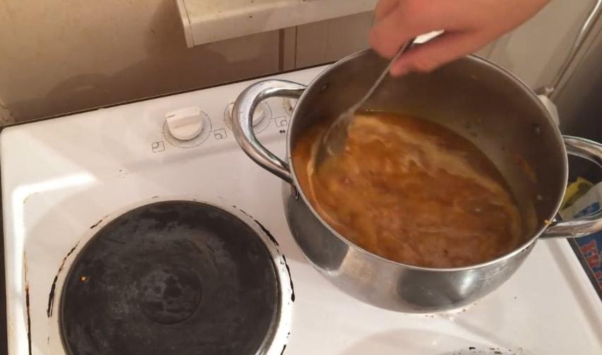 Cucinare la salsa di pomodoro.