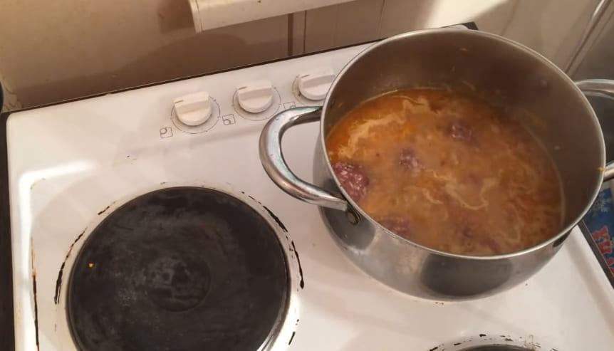Fleischbällchen in kochende Soße geben.