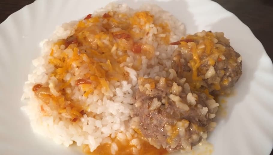 Az étvágygerjesztő húsgombóc paradicsomos szószban jól illeszkedik a rizs köretéhez.