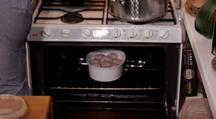 Ipinapadala namin ang form na may mga meatballs sa preheated oven.