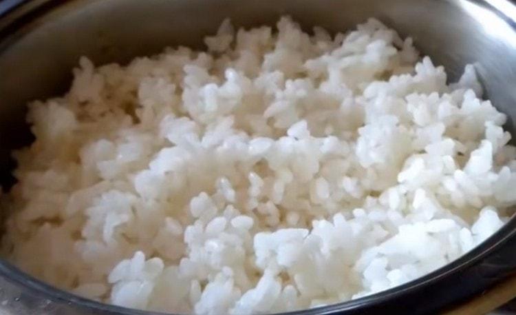 Vařte do poloviny vařené rýže.