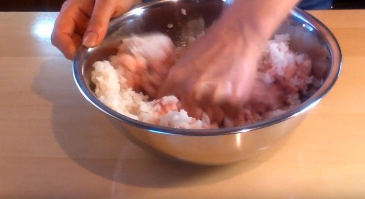 Προσθέστε ρύζι, αλάτι και ανακατέψτε τα πάντα.