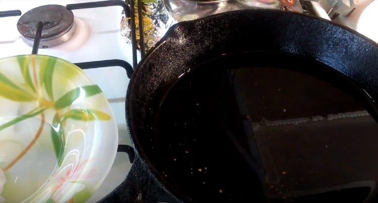 melegítse a serpenyőt növényi olajjal.