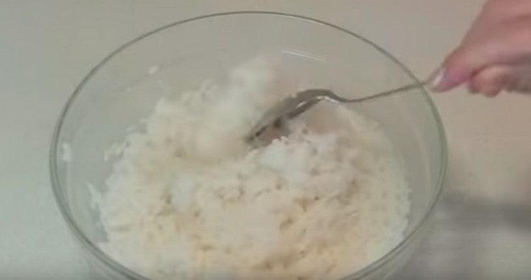 يغلي الأرز.