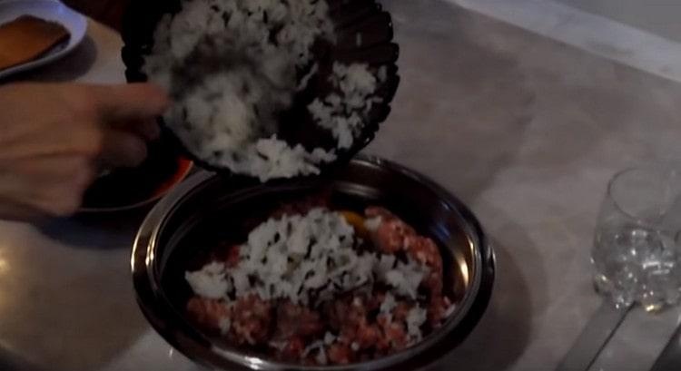 يُخلط الأرز مع اللحم المفروم والبيض.