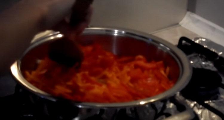 Ψιλοκόψτε τα κρεμμύδια, τις πιπεριές και τα καρότα σε μια κατσαρόλα.