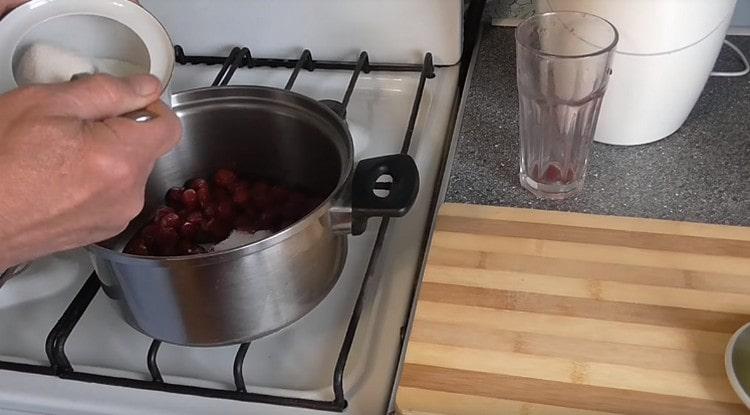 Cuocere le ciliegie con lo zucchero.