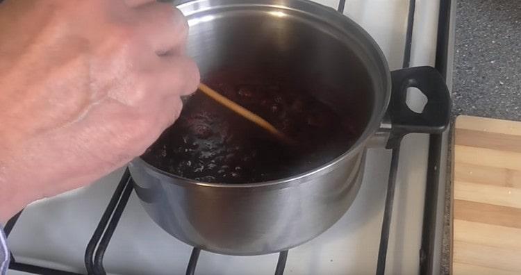 Fai bollire le ciliegie in modo che lascino andare il succo.