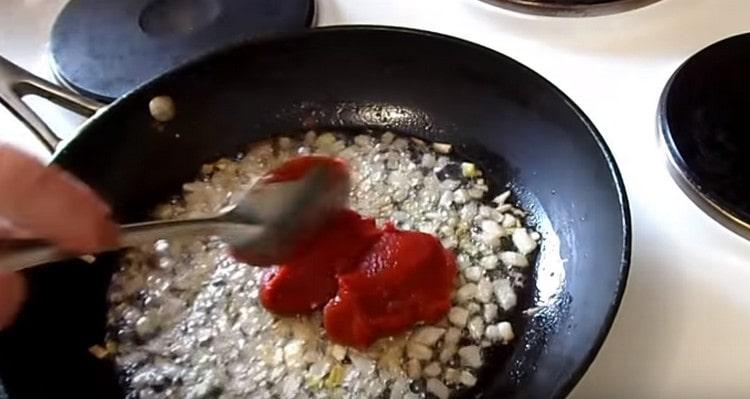Добавете доматеното пюре към лука.