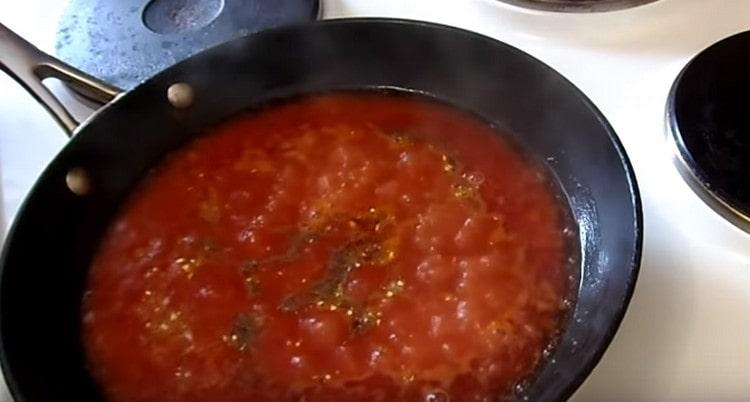 Lisää pippuri ja mausteet kastikkeeseen.