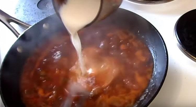 След това добавяме вода с брашно към соса, за да го сгъстим.