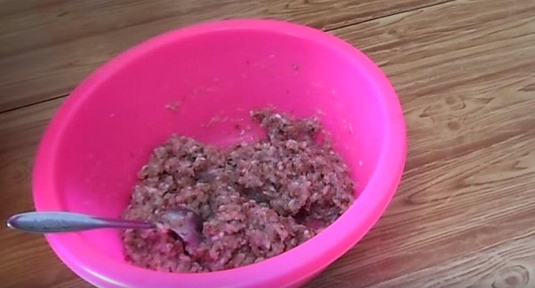Dopo aver aggiunto sale e pepe, mescolare la carne macinata.