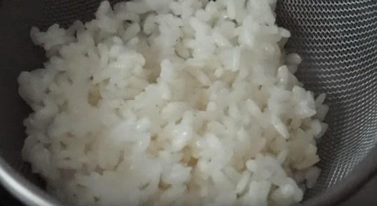 Rýže se opírá o síto.